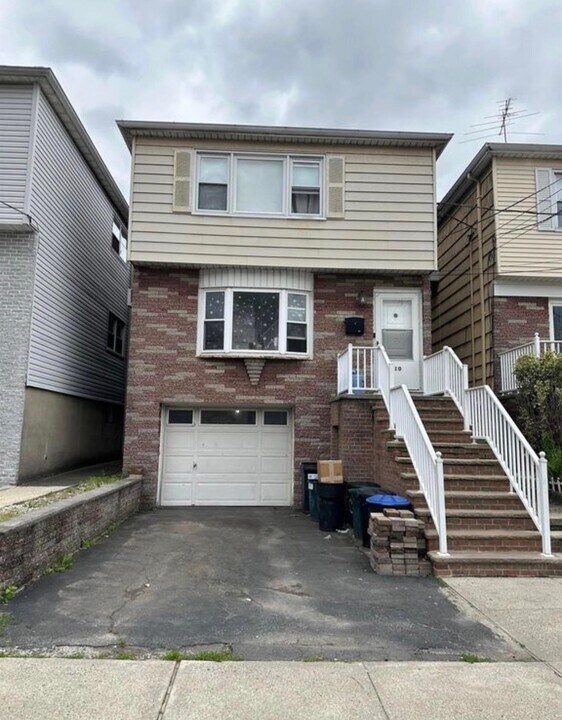 10 E 10th St in Bayonne, NJ - Building Photo
