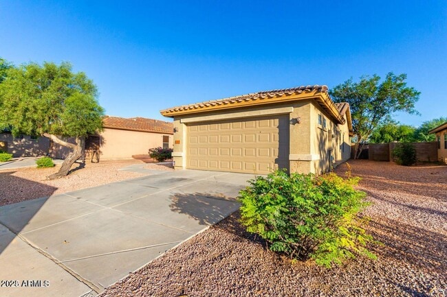 25025 W Dove Mesa Dr in Buckeye, AZ - Building Photo - Building Photo