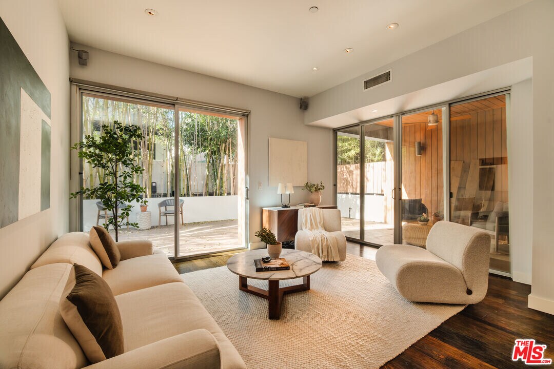 855 Croft Ave in Los Angeles, CA - Building Photo