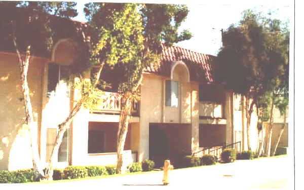 141 W Lambert Rd in La Habra, CA - Foto de edificio - Building Photo