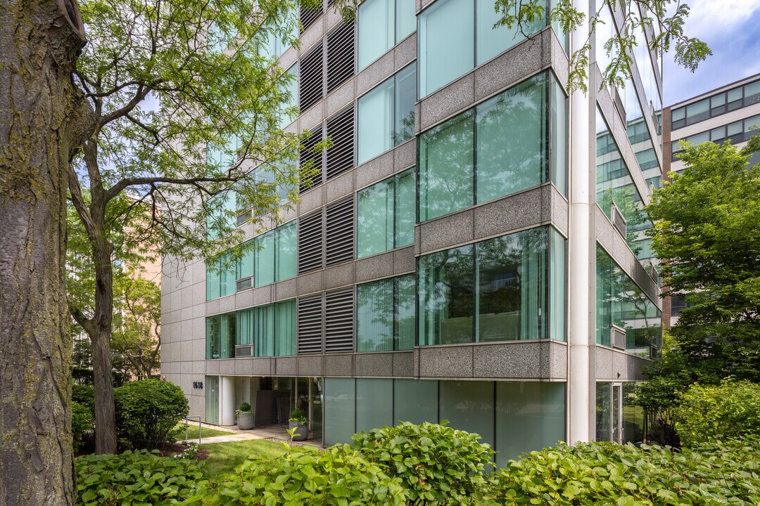 1618 Sheridan Rd in Wilmette, IL - Building Photo