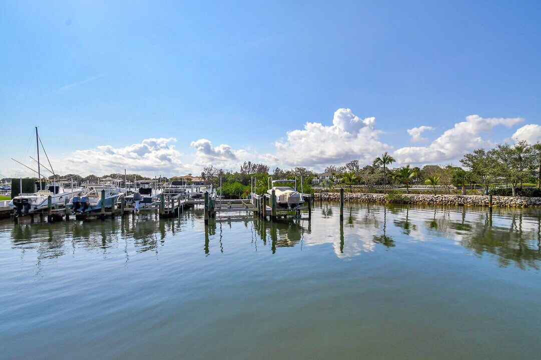 318 Oak Harbour Dr in Juno Beach, FL - Building Photo