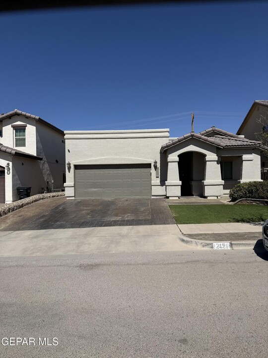 12121 Silver Crown in Horizon City, TX - Building Photo