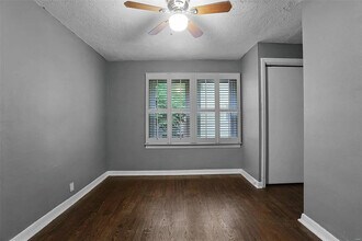 806 Elsworth Pl in Ferguson, MO - Foto de edificio - Building Photo