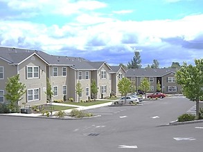 Valley Pointe Apartments in McMinnville, OR - Building Photo - Building Photo