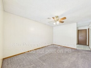 402 S Commercial Ave in Smithville, MO - Building Photo - Building Photo