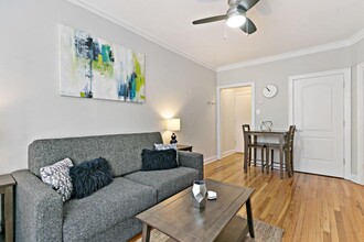 631 W Roscoe St in Chicago, IL - Building Photo - Building Photo