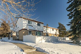 11 Twin Ter NW in Edmonton, AB - Building Photo