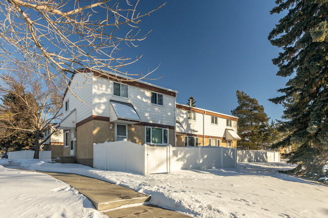 11 Twin Ter NW in Edmonton, AB - Building Photo - Primary Photo