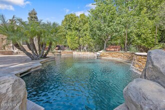 758 Camino Dos Rios in Thousand Oaks, CA - Foto de edificio - Building Photo