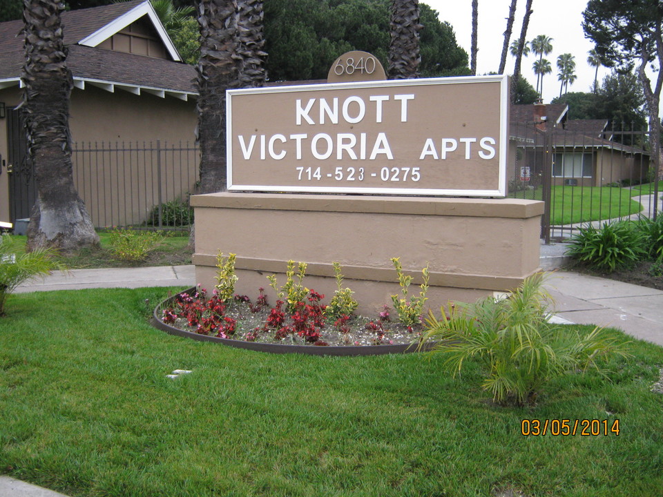 Knott Victoria Apartments, L.L.C. in Buena Park, CA - Building Photo