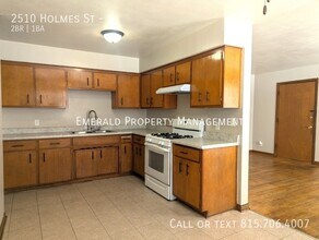 2510 Holmes St in Rockford, IL - Foto de edificio - Building Photo