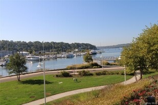 100 Garvies Point Rd in Glen Cove, NY - Building Photo