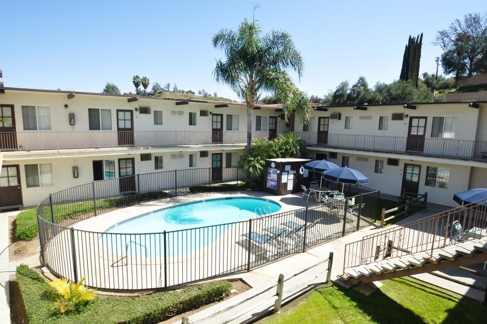 El Capitan Apartments in Lakeside, CA - Foto de edificio