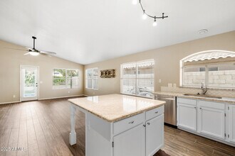 7936 W Taro Ln in Glendale, AZ - Building Photo - Building Photo