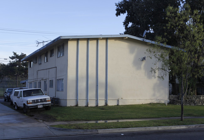 594 Joann St in Costa Mesa, CA - Foto de edificio - Building Photo