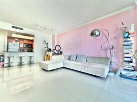 2000 N Bayshore Dr, Unit 906 in Miami, FL - Building Photo
