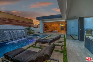 658 N Edinburgh Ave in West Hollywood, CA - Building Photo