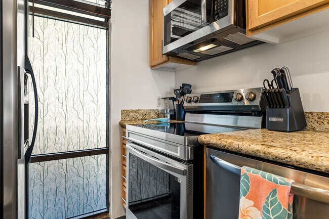 4267 Marina City Dr, Unit 308 in Marina Del Rey, CA - Foto de edificio - Building Photo