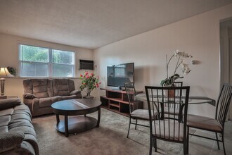 Hudson Gardens in Hudson, NH - Building Photo - Interior Photo