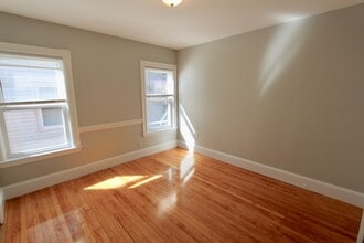 34 Russell St, Unit 2 in Malden, MA - Foto de edificio - Building Photo
