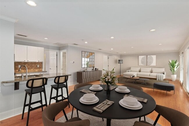 7770 Meadow Rd, Unit 211 in Dallas, TX - Foto de edificio - Building Photo