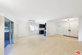 1131 Alta Loma Rd in West Hollywood, CA - Foto de edificio - Building Photo