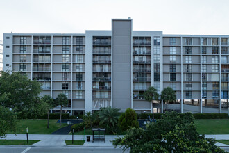 Fairview House Condominium in Sunny Isles Beach, FL - Building Photo - Building Photo