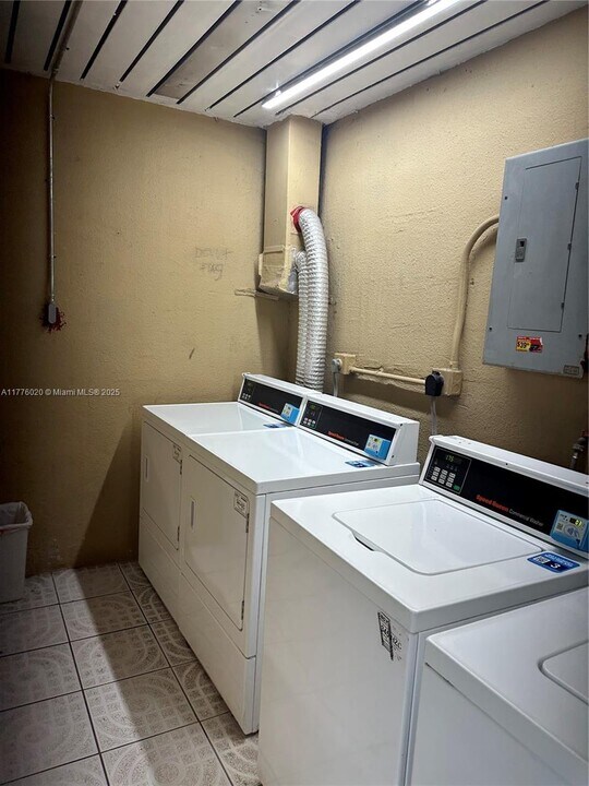 4255 N University Dr in Sunrise, FL - Building Photo