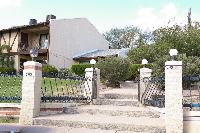 797 W Mesa Verde Dr in Nogales, AZ - Building Photo - Building Photo