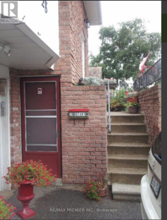 28 Rotary Dr in Toronto, ON - Building Photo