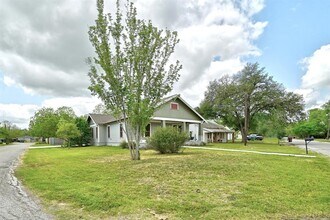 1200 Woodlawn St in Lockhart, TX - Building Photo - Building Photo