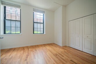 300 Grand St in Hoboken, NJ - Building Photo - Building Photo