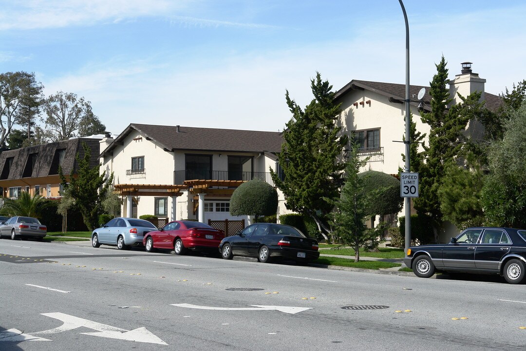 532-536 Brewster Ave in Redwood City, CA - Building Photo