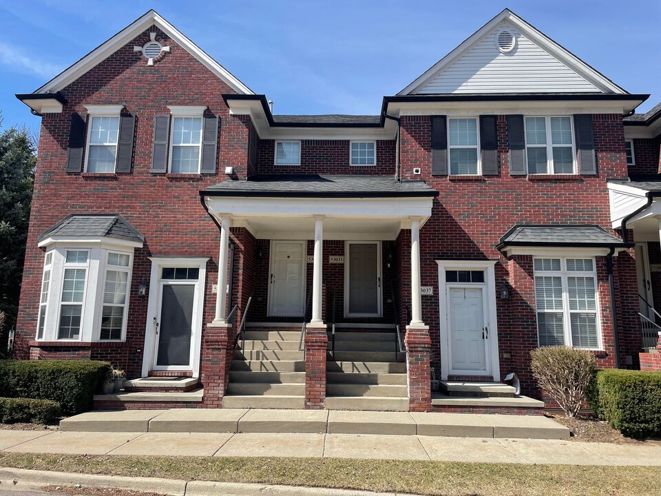 53033 Providence Dr in Shelby Township, MI - Building Photo