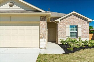 216 Hess Dr in Kyle, TX - Building Photo - Building Photo
