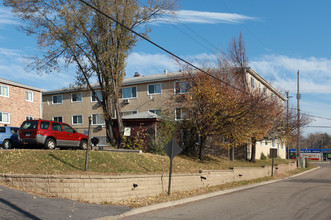 Winthrop Court Apartments in Columbia Heights, MN - Foto de edificio - Building Photo