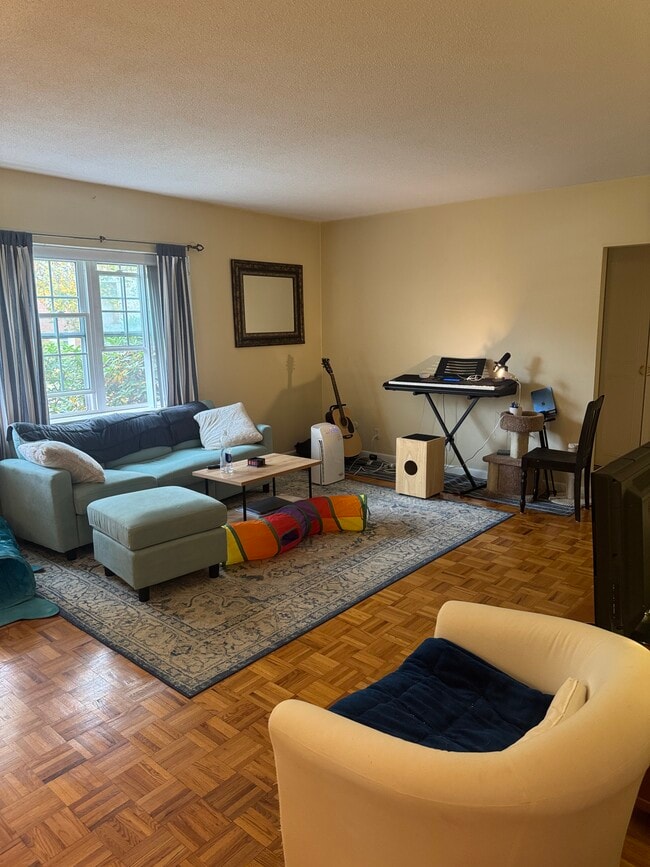 112 Lake Shore Rd, Unit 1 in Boston, MA - Building Photo - Building Photo