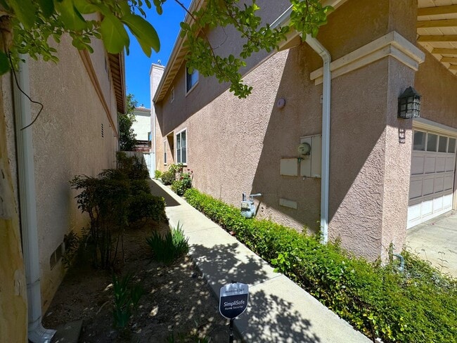 20832 Valerio St in Los Angeles, CA - Building Photo - Building Photo