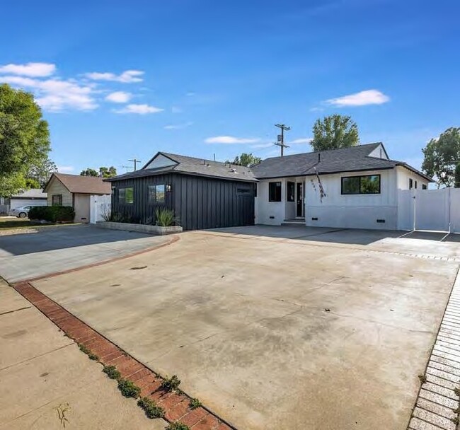 8045 Darby Ave in Reseda, CA - Building Photo - Building Photo