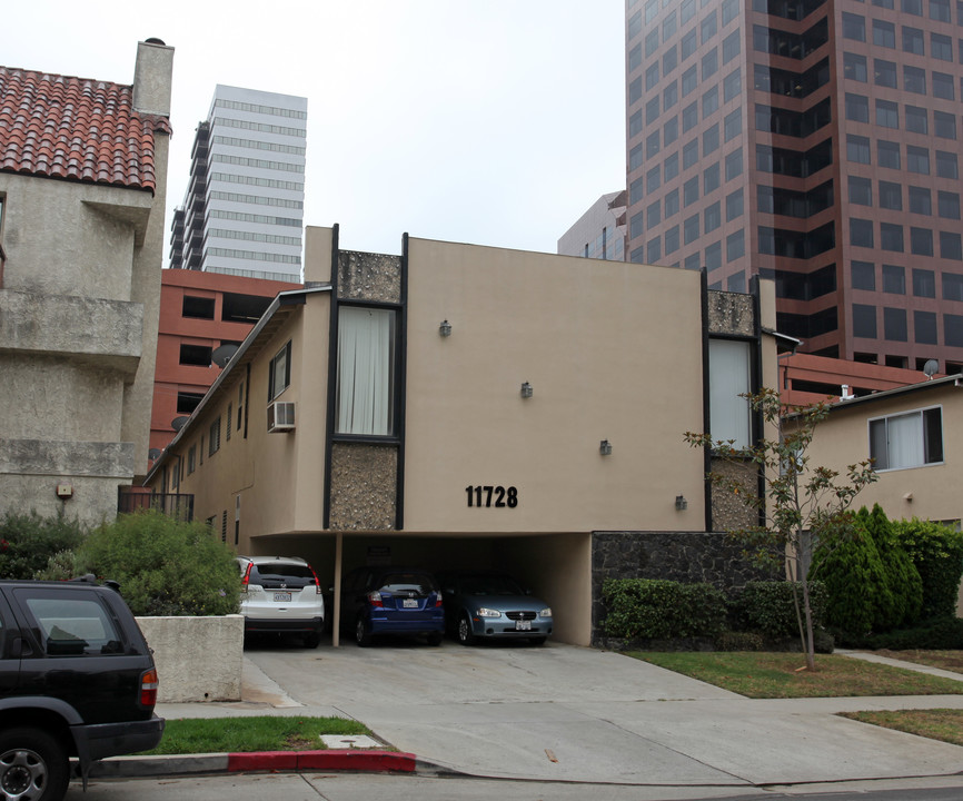 11728 Goshen Ave in Los Angeles, CA - Building Photo