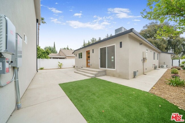 6835 Yolanda Ave in Los Angeles, CA - Building Photo - Building Photo