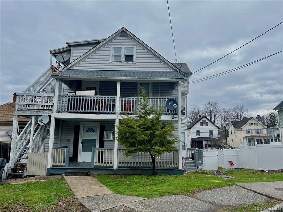 1 Dewitt St in Middletown, NY - Building Photo