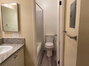 1241 Morse Ave, Unit 2 in Sacramento, CA - Foto de edificio - Building Photo