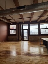 215 W Maple St, Unit 509 in Milwaukee, WI - Building Photo - Building Photo