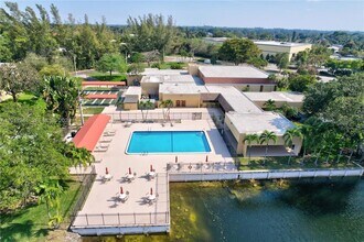 5860 NW 64th Ave, Unit 102 in Tamarac, FL - Foto de edificio - Building Photo