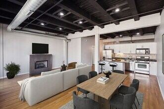 333 S Desplaines St in Chicago, IL - Building Photo - Building Photo