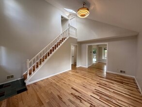 271 Edgeware Ct in Franklin Township, NJ - Building Photo - Building Photo