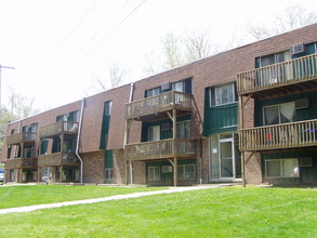 Pinecrest Apartments in Amherst, OH - Foto de edificio - Building Photo