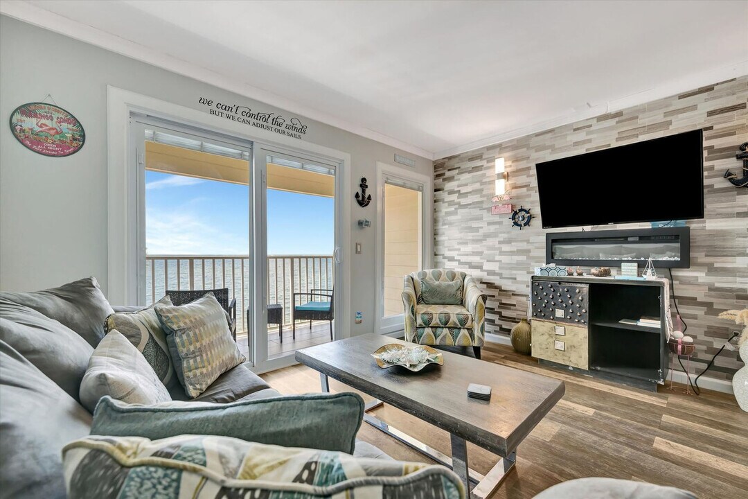 2506 N Rocky Point Dr in Tampa, FL - Building Photo
